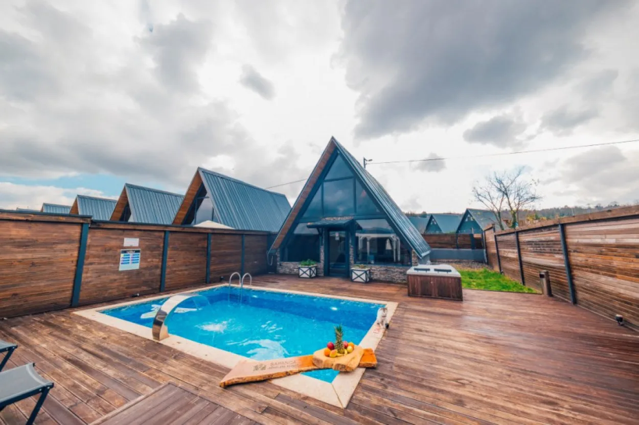 Göl Manzaralı Bungalov 01